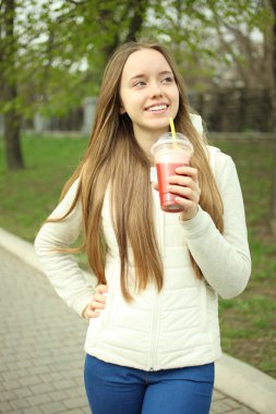 Bir kırmızı yüzlü bir kızla 