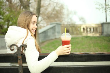 Bir kırmızı yüzlü bir kızla