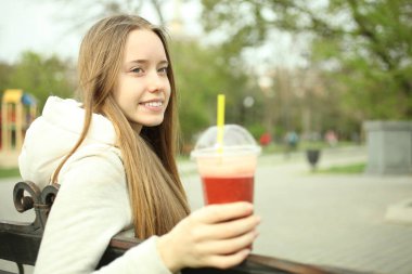 Bir kırmızı yüzlü bir kızla