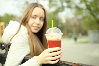 Bir kırmızı yüzlü bir kızla