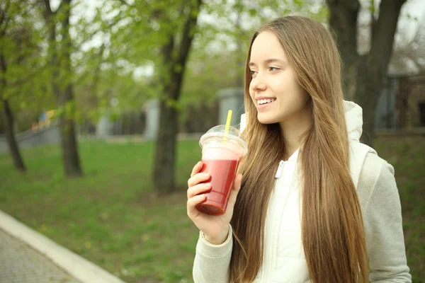 Bir kırmızı yüzlü bir kızla 