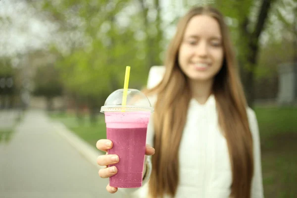 En tjej med rosa smoothies — Stockfoto