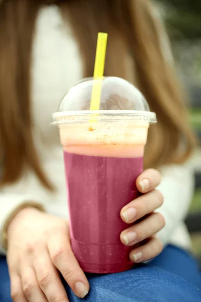 Dziewczyna z różowy smoothie — Zdjęcie stockowe