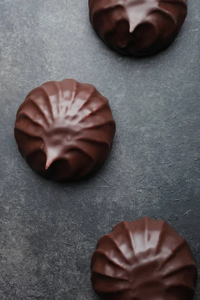 Три зефіру в шоколаді — стокове фото