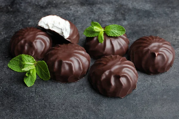 Marshmallow Bianco Cioccolato Foglia Menta Fondo Nero — Foto Stock