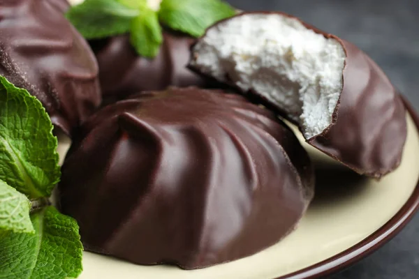 Marshmallow Bianco Cioccolato Una Foglia Menta Piatto Uno Sfondo Nero — Foto Stock