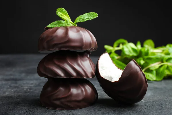 Marshmallow Putih Dalam Coklat Dan Daun Mint Pada Latar Belakang — Stok Foto