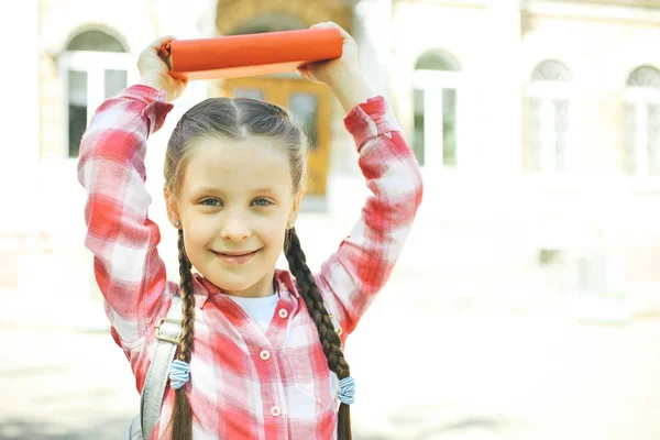 Une Écolière Avec Livre Dans Les Mains Tient Devant École — Photo