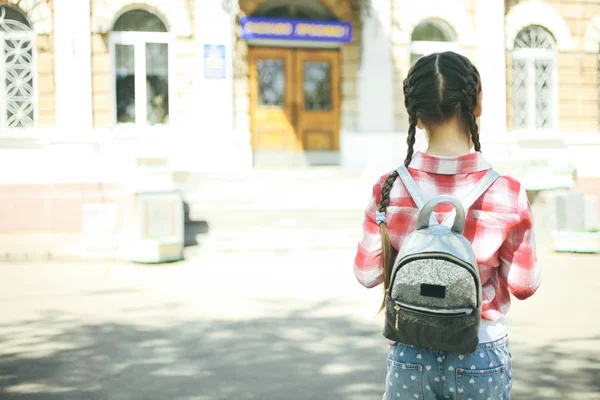 Jedna Dziewczyna Tornister Idzie Szkoły Miejsce — Zdjęcie stockowe