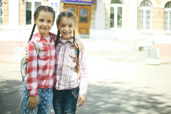 Deux Écolières Gaies Avec Des Cartables Sur Fond École — Photo