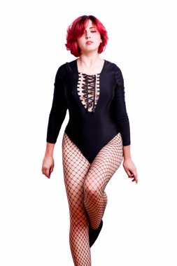 Elbiseli kızıl saçlı kız.