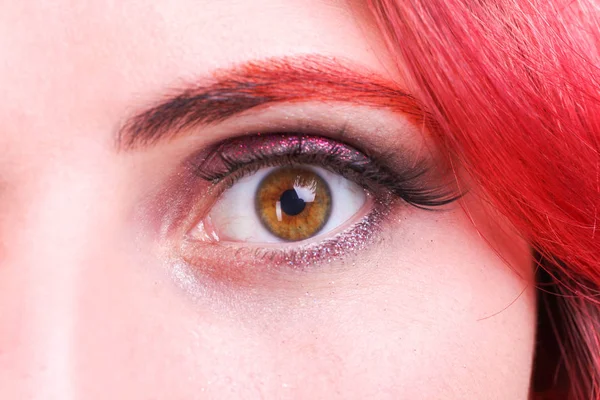 Olho de uma menina com cílios estendidos close-up — Fotografia de Stock