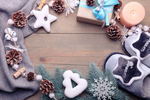 Сірі м'які домашні тапочки та різдвяний декор — стокове фото