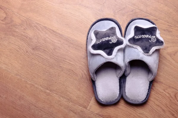 Grijze soft home slippers — Stockfoto