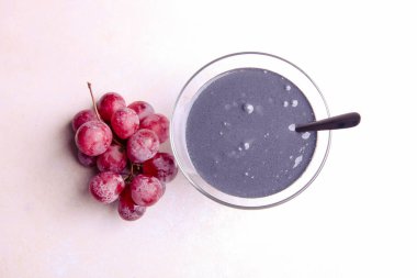 Aktif karbon ve kırmızı üzümlü siyah yoğurt..
