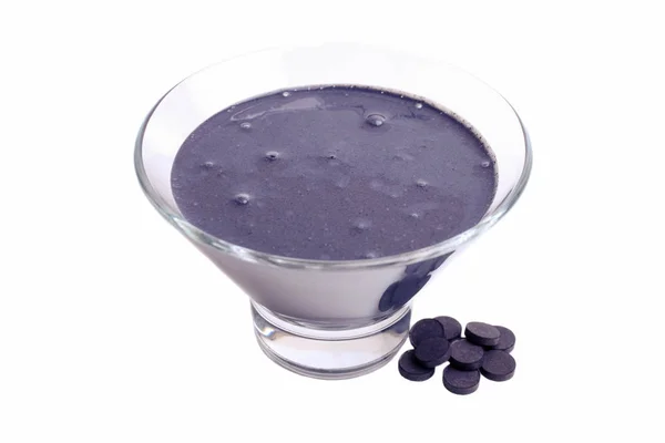 Yogurt nero in una ciotola con compresse di carbone attivo — Foto Stock