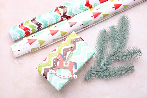 Рождественские подарки и оберточная бумага — стоковое фото