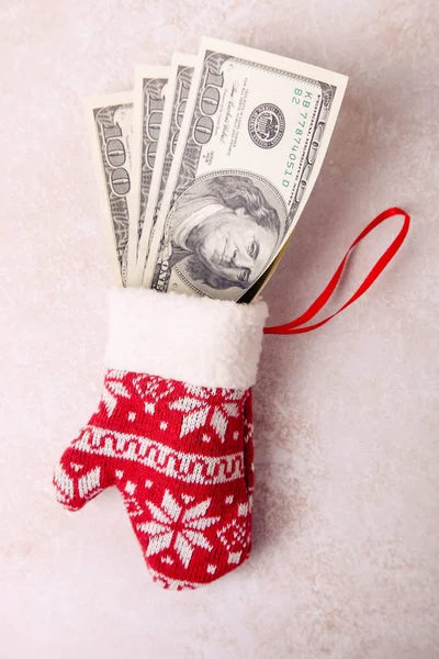 Geld in een handschoen — Stockfoto