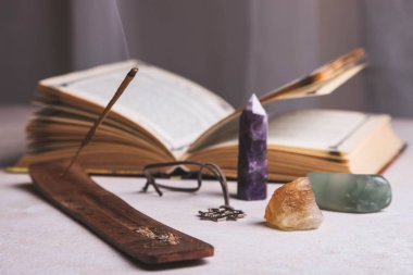 Tütsü ve ritüel aksesuarlar. 