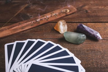 Falcı tarot kartları ve mineral taşları