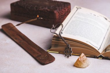 Tütsü ve ritüel aksesuarlar.