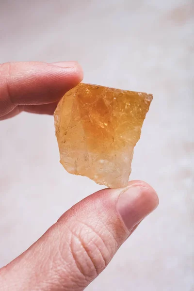 Piedra mineral citrina en una mano femenina —  Fotos de Stock