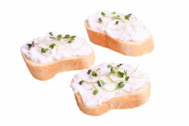 Makarna ve mikroyeşillikli sandviç. 