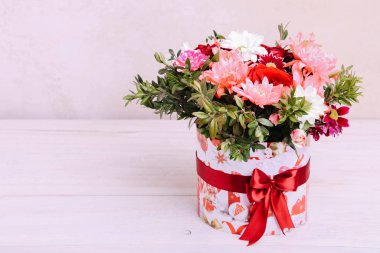 Beyaz arka planda farklı çiçeklerden oluşan bir buket..