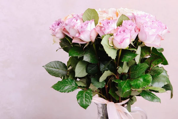 Kytice Hybridních Čajových Růží Floribundy Váze Bílém Pozadí — Stock fotografie