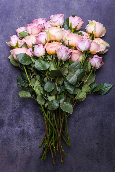 Kytice Hybridních Čajových Růží Floribundy Černém Pozadí — Stock fotografie
