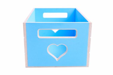 Dekoratif mavi ahşap kutu beyaz arka planda izole.