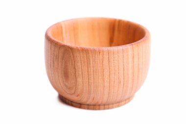 Tahta boş havan topu beyaz arkaplanda izole edildi.