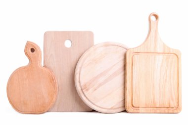 Beyaz arka planda izole edilmiş ürünleri kesmek için tahta tahtalar.