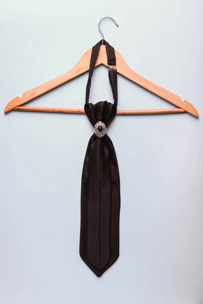 Cravatta Nera Sposa Con Anello Spilla Una Gruccia Legno Sfondo — Foto Stock