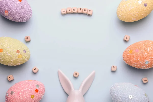 Conejo Pascua Cerámica Huevos Decorativos Color Sobre Fondo Azul — Foto de Stock