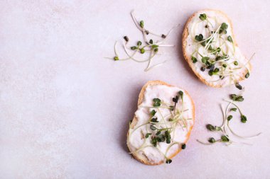 Beyaz arka planda kremalı ve turplu kızarmış ekmek..