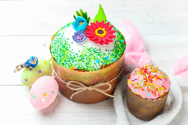 Easter Cake Floral Decorations Colored Eggs White Wooden Background — Stock Photo, Image