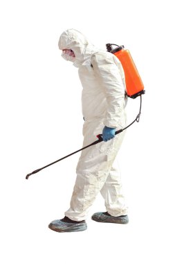 Beyaz arka planda izole edilmiş koronavirüs enfeksiyonuna karşı dezenfektan spreyli koruyucu giysi uzmanı. Salgın kontrolü.