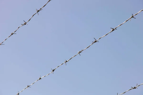 Fil Barbelé Métallique Contre Ciel Bleu — Photo