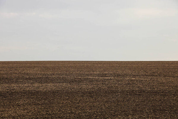 Плуг поля против голубого неба. Сельскохозяйственный пейзаж
.