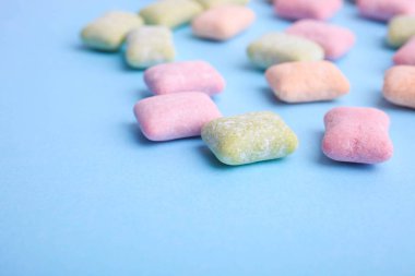 Mavi arka planda çok renkli sakız pedleri.