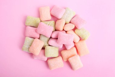 Pembe arka planda çok renkli sakız yastıkları.