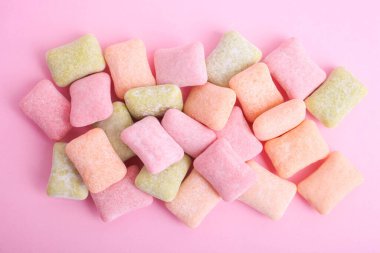 Pembe arka planda çok renkli sakız yastıkları.