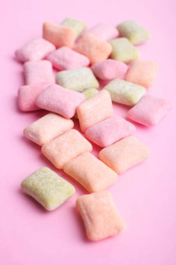 Pembe arka planda çok renkli sakız yastıkları.