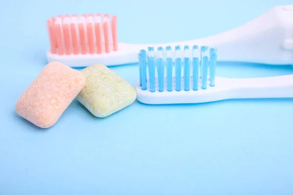 Zahnbürsten Und Kissen Aus Buntem Kaugummi Auf Blauem Hintergrund — Stockfoto