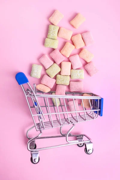 Cuscini Gomma Masticare Multicolore Carrello Del Supermercato Uno Sfondo Rosa — Foto Stock