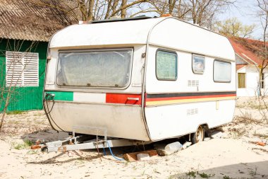 Denizdeki bir dinlenme merkezinde terk edilmiş bir karavan..