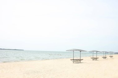 Güneşli bir günde deniz manzarası. Sahilde Pergolas. Denizde tatiller.