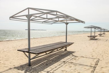 Güneşli bir günde deniz manzarası. Sahilde Pergolas. Denizde tatiller.