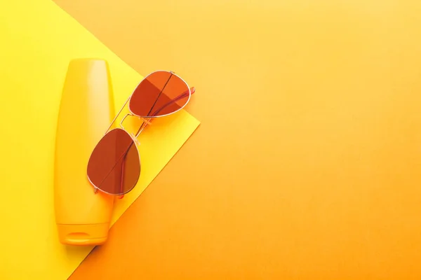 Protector Solar Gafas Sobre Fondo Amarillo Naranja Protección Piel — Foto de Stock